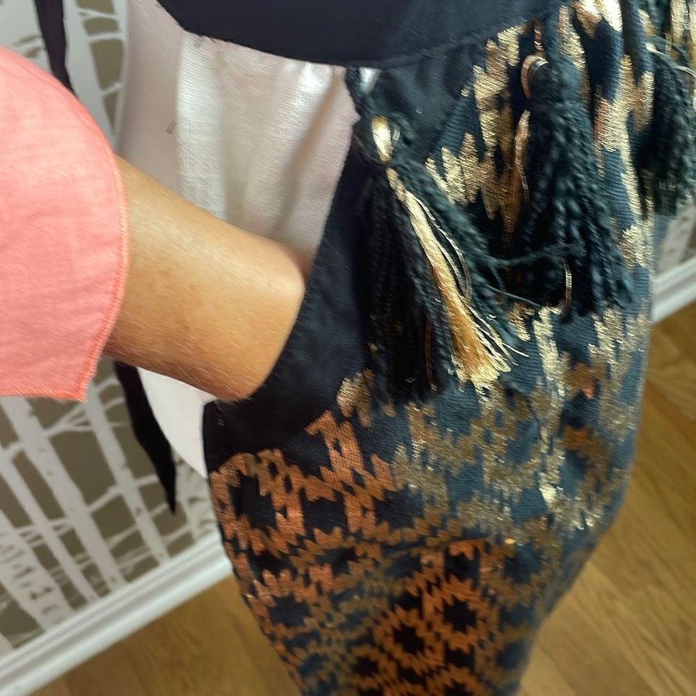Max Studio Metallic Gold Ikat Printed Apron - Picture 8 of 12
